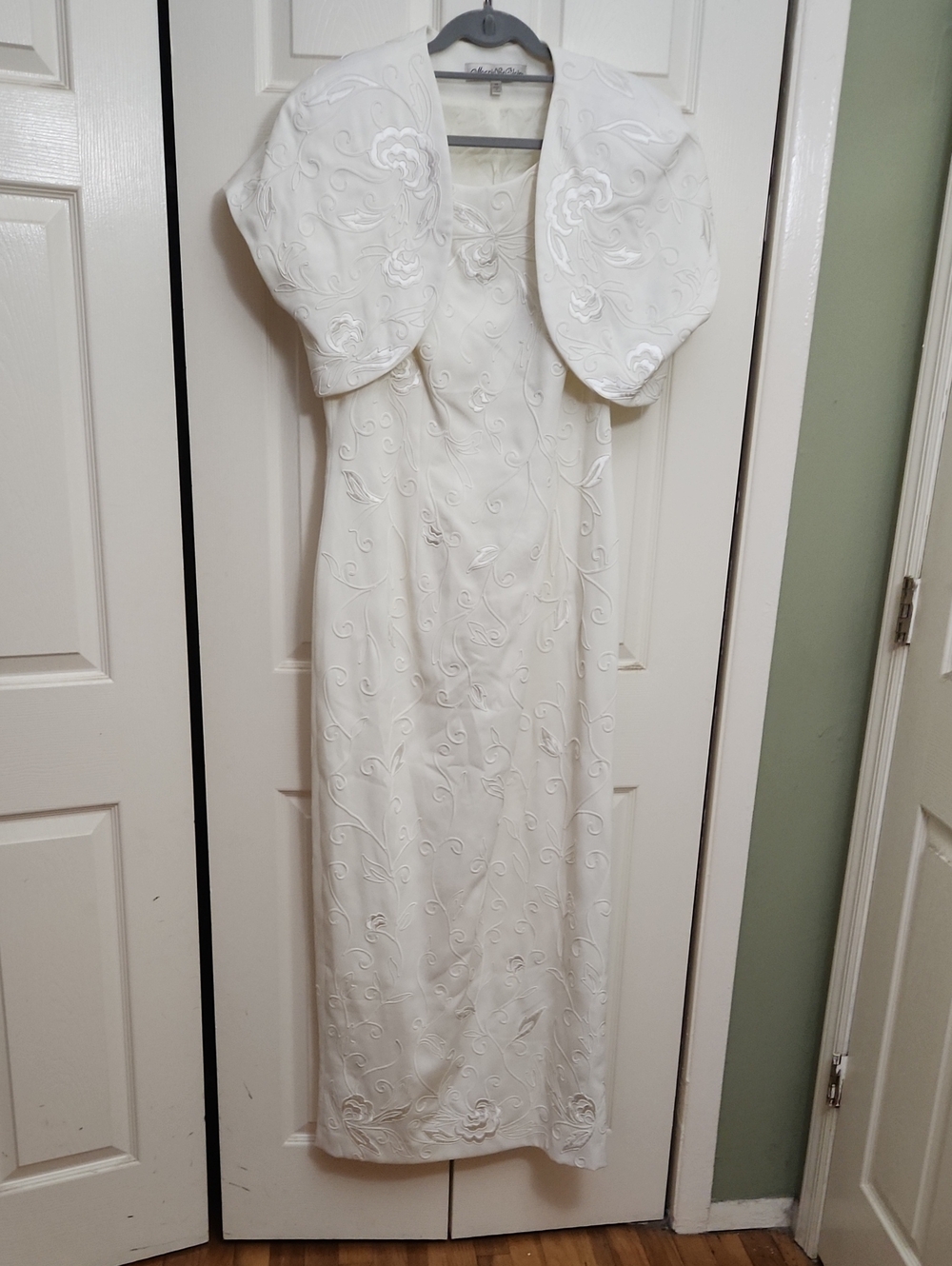 Elegant White Embroidered Women’s Dress with Shawl Collar